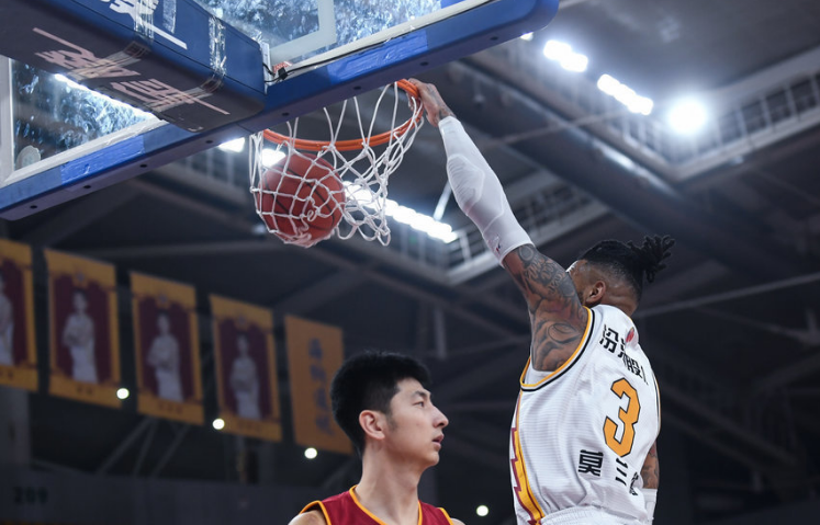 荆楚金雕队对阵江畔雷霆队，足球公开赛失利，内线统治篮板——冲刺阶段不容有失-爱游戏